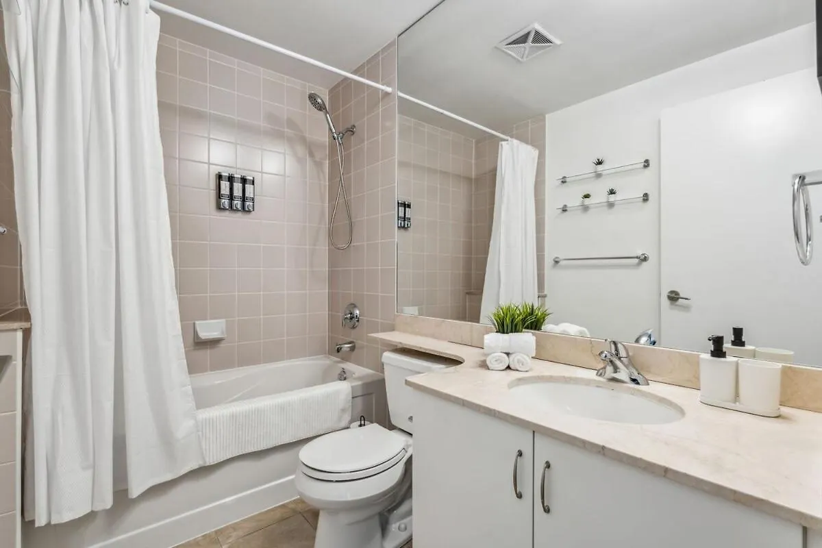 Spacious 2Br Condo Downtown, Lakeshore, Parking 토론토 0*,  캐나다