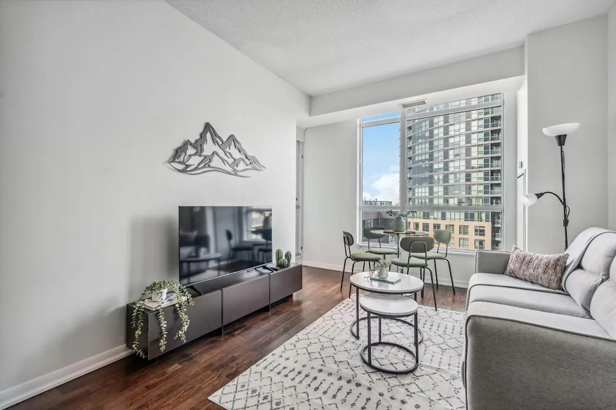 Spacious 2Br Condo Downtown, Lakeshore, Parking 토론토