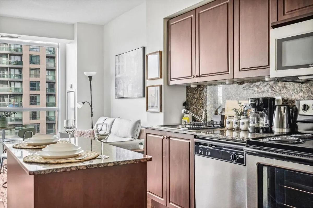 Spacious 2Br Condo Downtown, Lakeshore, Parking 토론토 0*,  캐나다