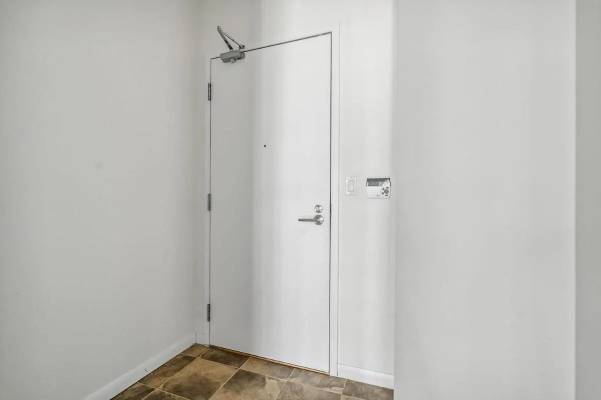 Spacious 2Br Condo Downtown, Lakeshore, Parking 토론토 아파트