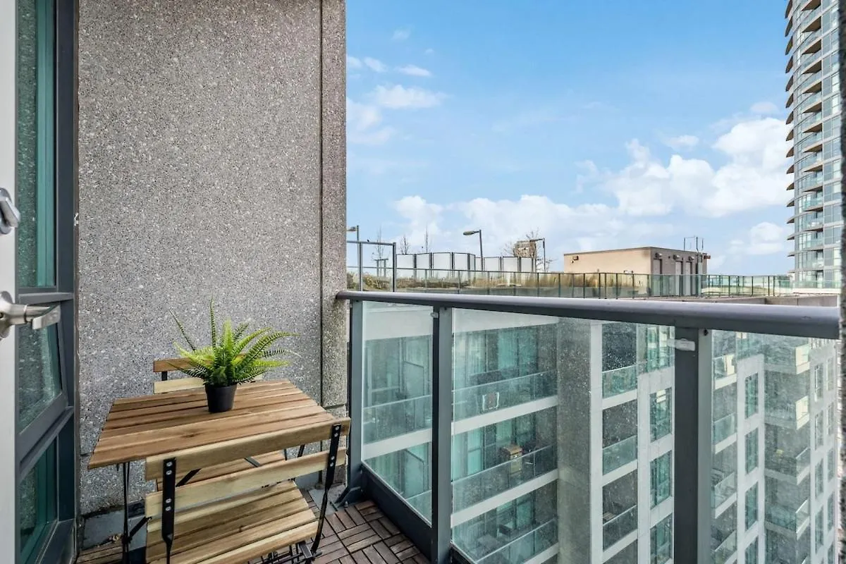 Spacious 2Br Condo Downtown, Lakeshore, Parking 토론토