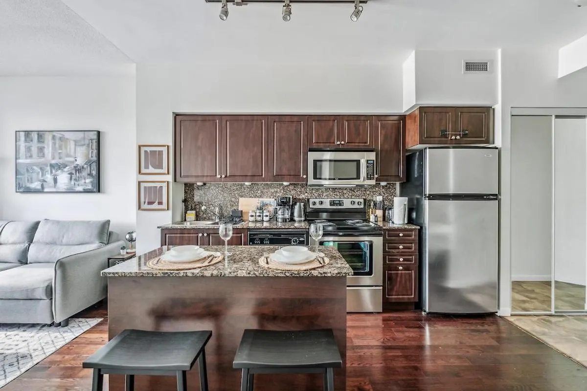 Spacious 2Br Condo Downtown, Lakeshore, Parking 토론토 0*,  캐나다