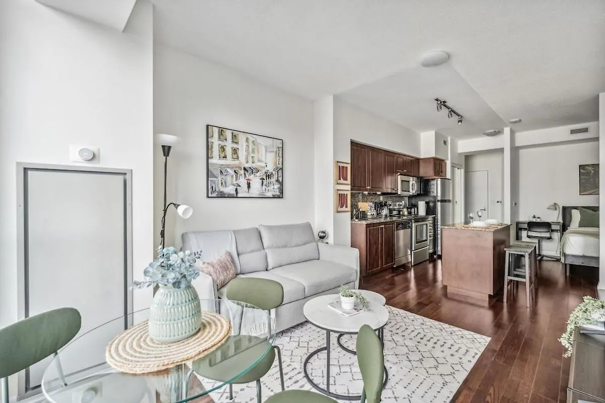 Spacious 2Br Condo Downtown, Lakeshore, Parking 토론토