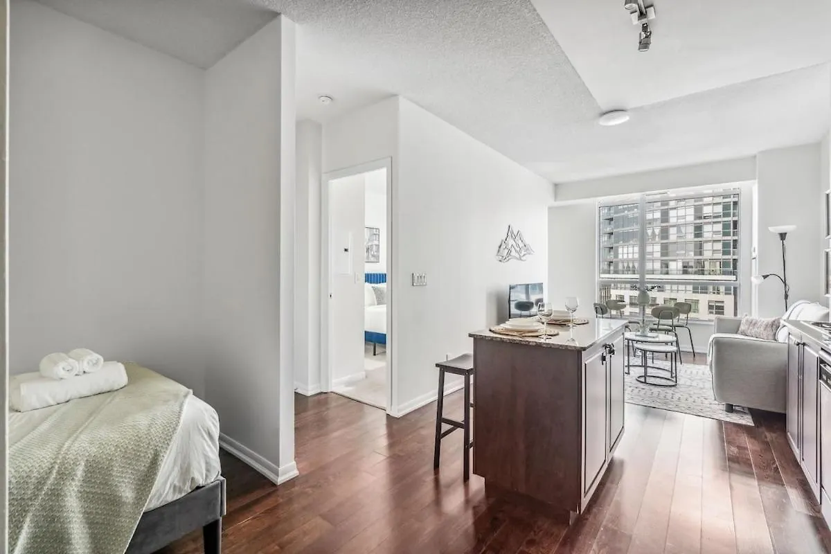 Spacious 2Br Condo Downtown, Lakeshore, Parking Toronto